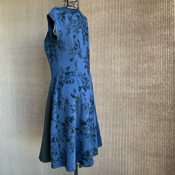 Amanda Lane A lime dress with black insets front. - Picture 2 of 3